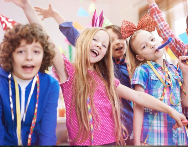 Renkli Kıyafetlerle Dans Oyunu