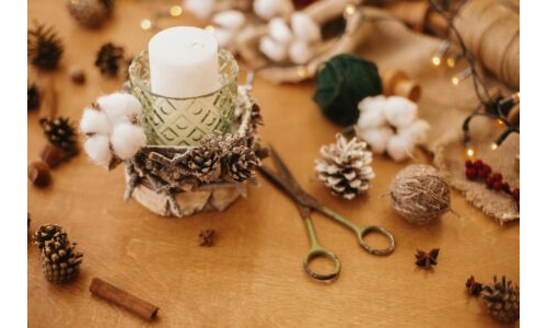 Konfetiler ile Renkli Mumluk Süsleme